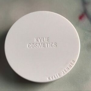 Kylie Cosmetics Natural Blur Powder Foundation